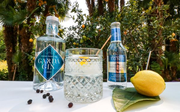 Garda gin tonic Servito con Tonica Aromatizzata al Mirto e alloro selvatico di Imperdibile